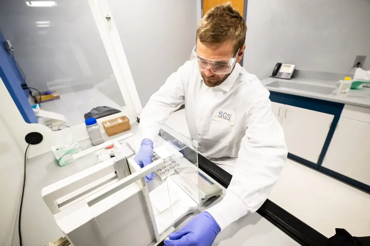 Personas-trabajando-en-laboratorio-cromatografico