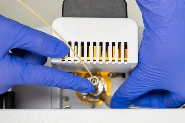 Manos-ajustando-Equipamiento-laboratorio