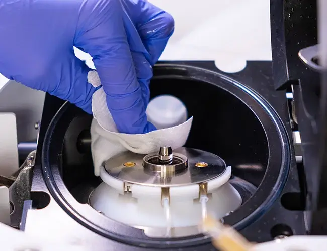 Persona-limpiando-Equipamiento-laboratorio